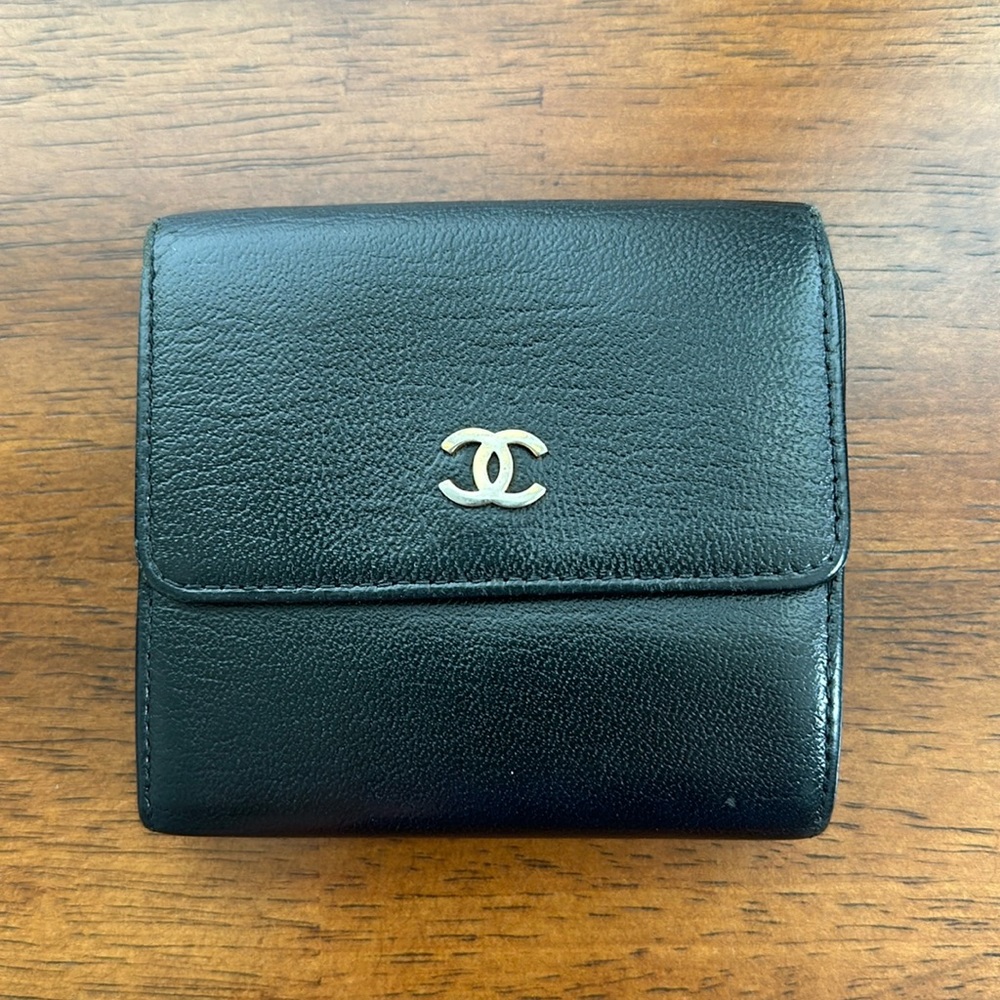 05 CHANEL trifold black leather wallet with card and coin compartments